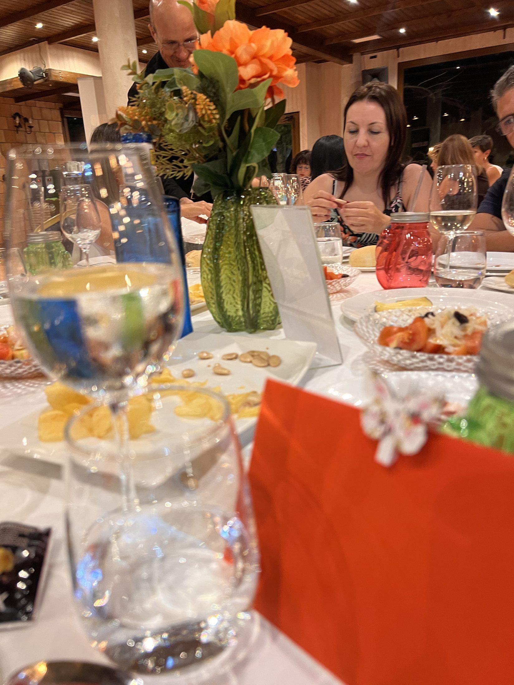 Mesa puesta en la cena, con copas y centros de flores