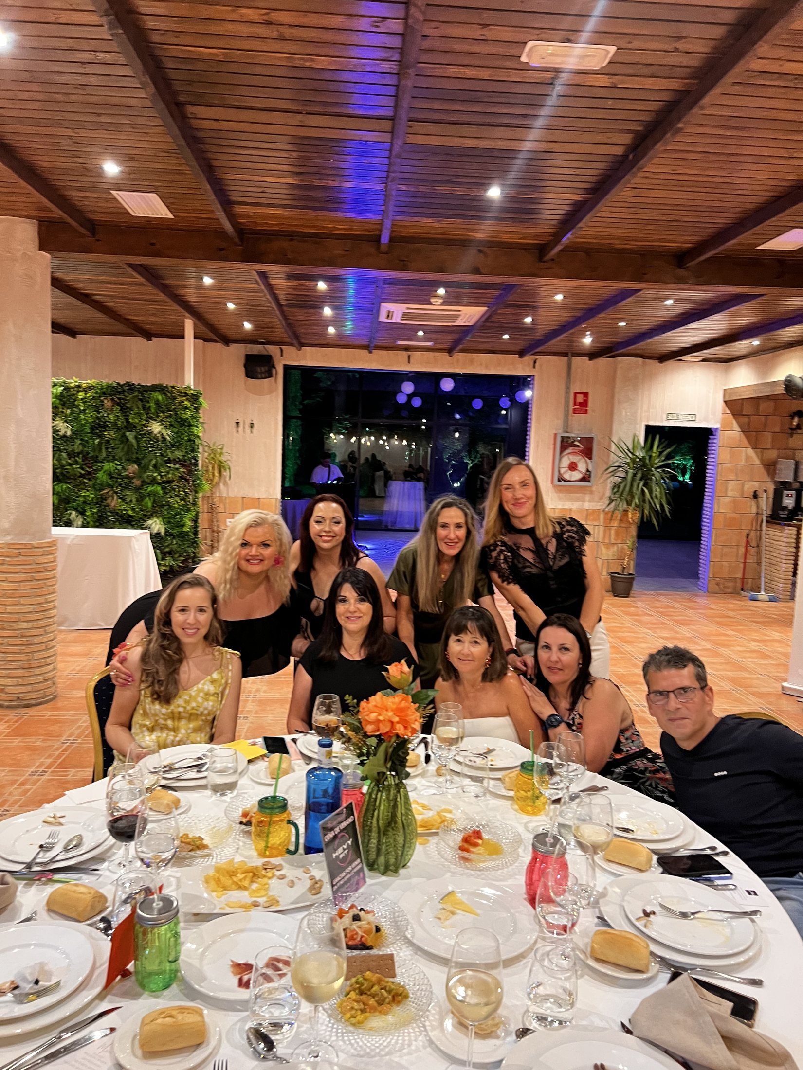 Mesa de la cena de socios con el grupo posando