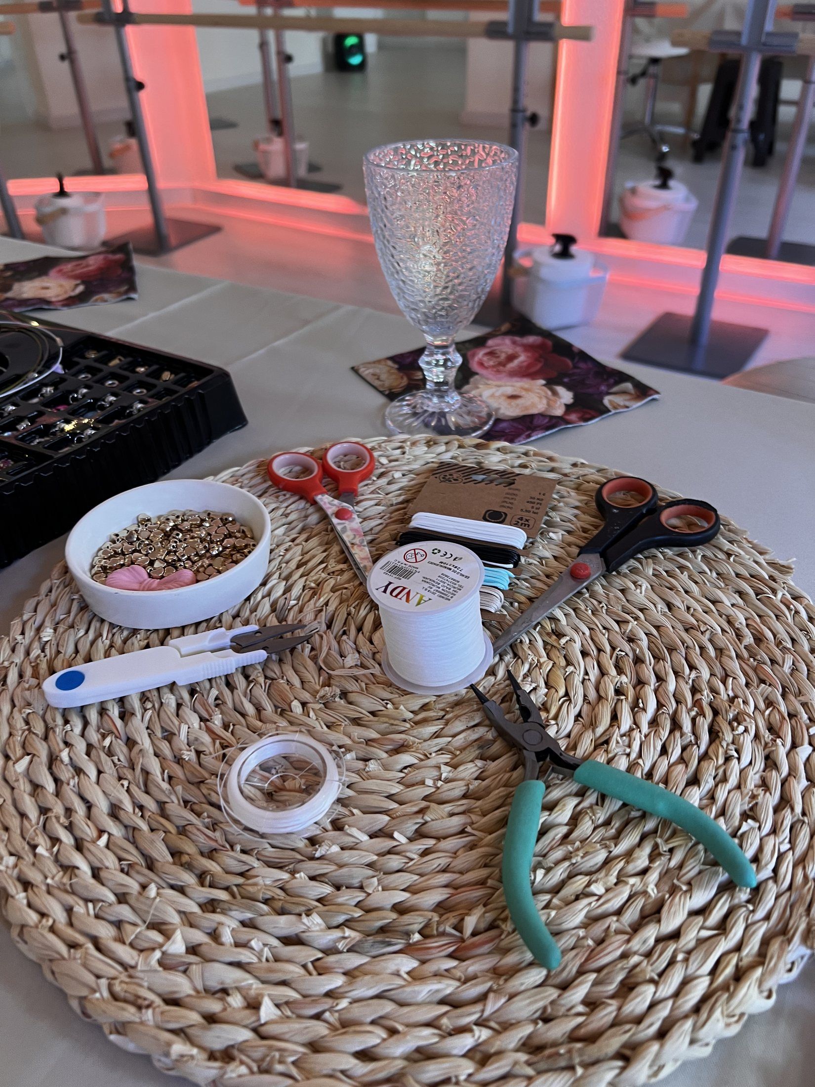 Materiales del taller sobre la mesa: abalorios, hilo y tijeras