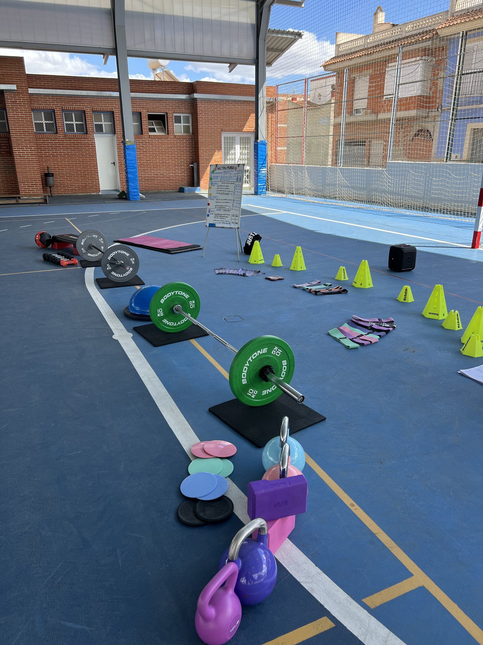 Material de entrenamiento preparado sobre la pista al aire libre