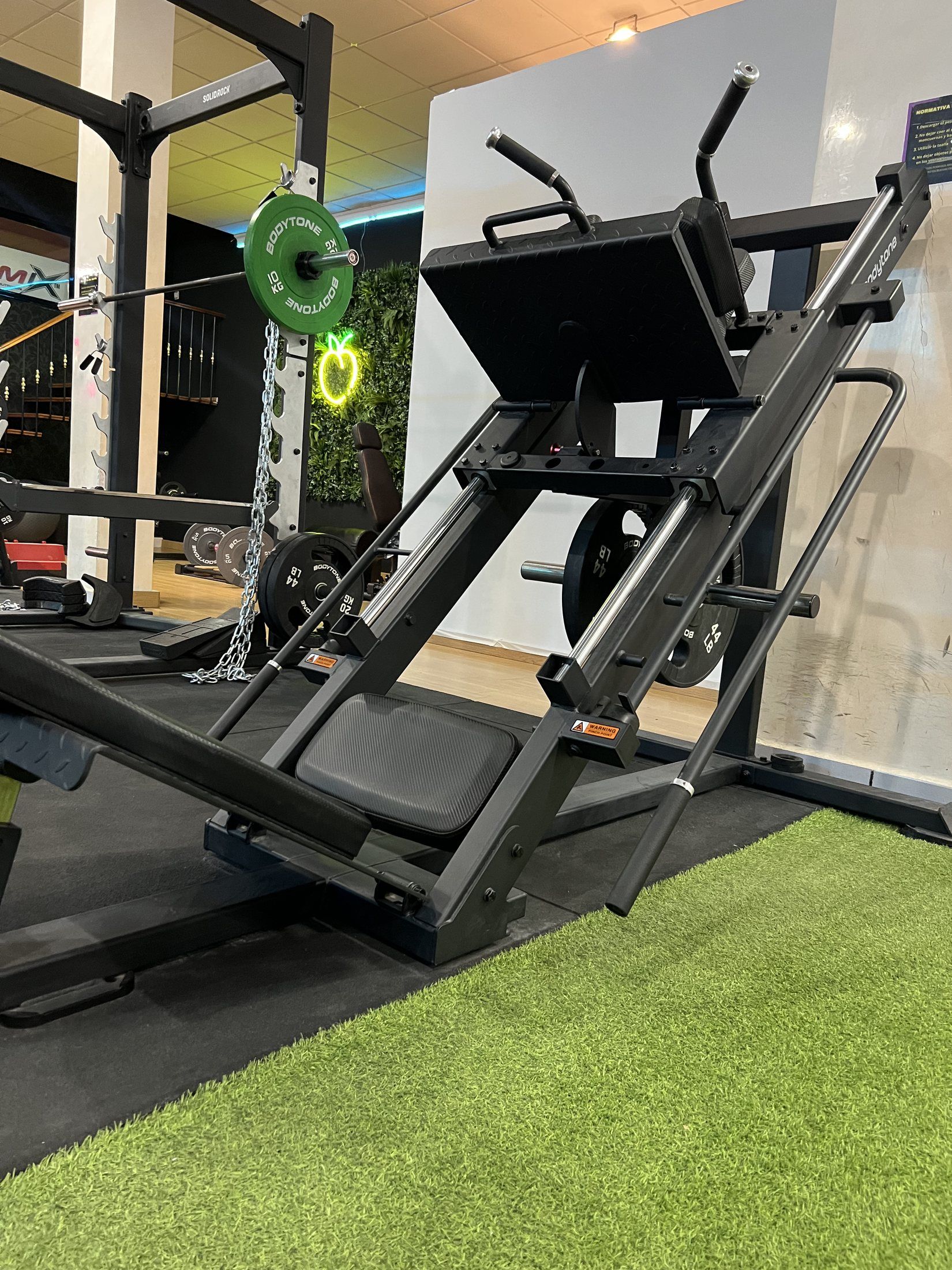 Máquina de piernas junto al césped
