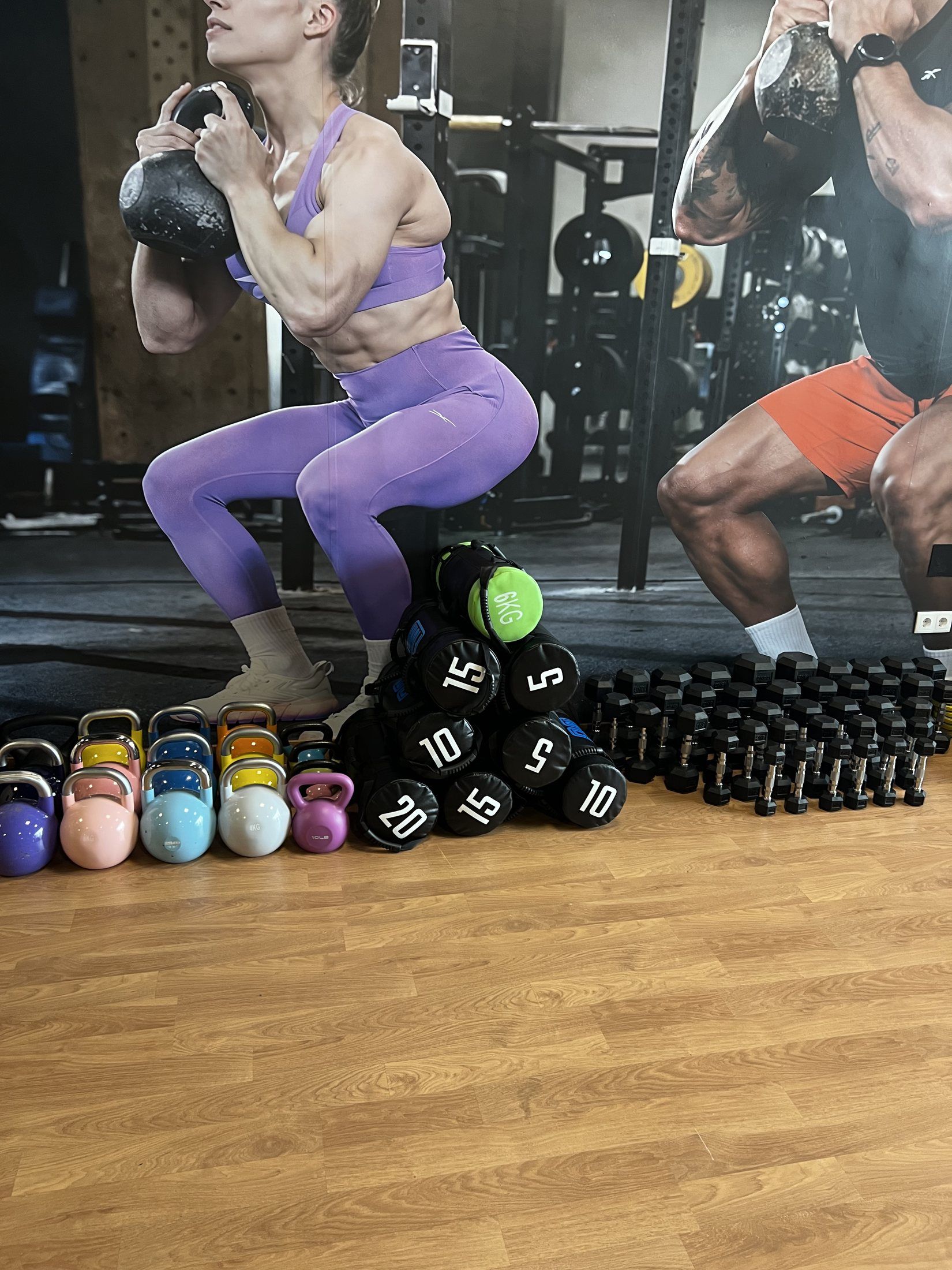 Sentadilla con saco en la Training Zone, delante de las kettlebells y las mancuernas